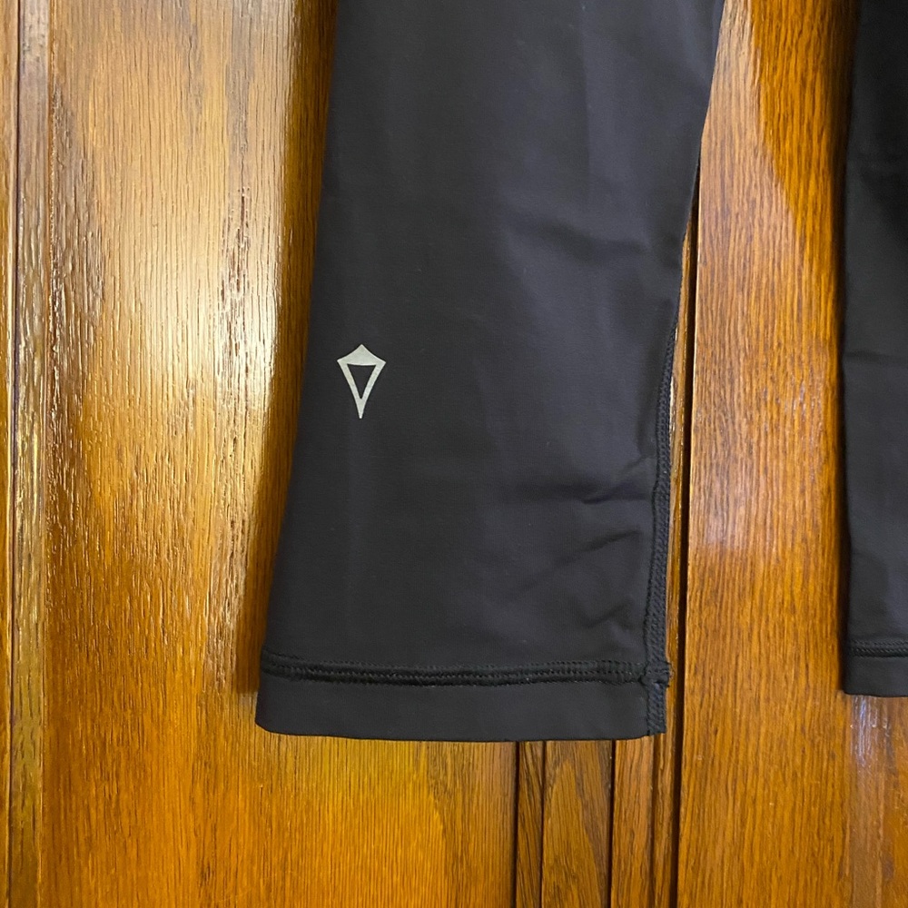 Ivivva children’s black cropped leggings